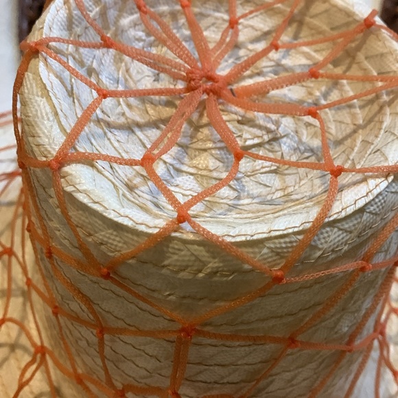 White straw sun hat with coral netting. - Picture 4 of 5